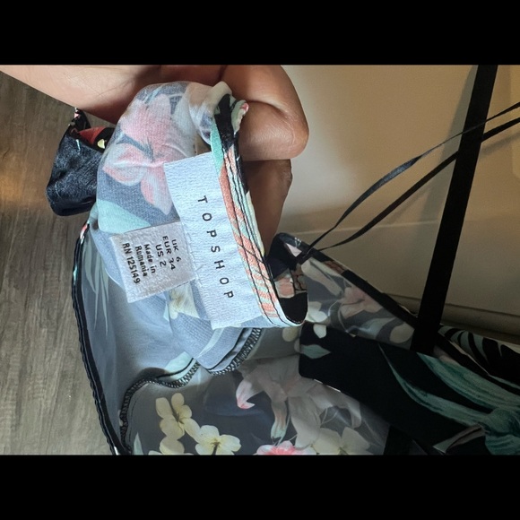 Asymmetric Halter Neck Floral Print Top. - Picture 2 of 3